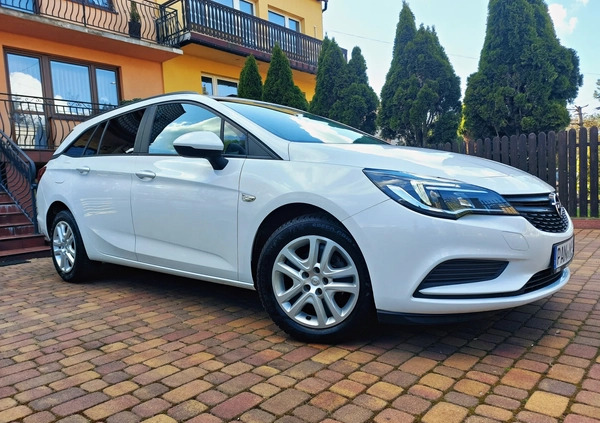 Opel Astra cena 35900 przebieg: 197000, rok produkcji 2017 z Zawiercie małe 667